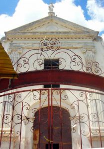 La belleza del templo San Felipe Neri se asoma con terquedad. Maracaibo, Zulia. Foto Wilmer Villalobos, octubre de 2018. Monumento Nacional, patrimonio cultural de Venezuela en peligro.