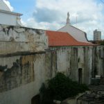 Lateral izquierdo del templo templo San Felipe Neri. Maracaibo, Zulia. Foto Wilmer Villalobos, octubre de 2018. Monumento Nacional, patrimonio cultural de Venezuela en peligro.