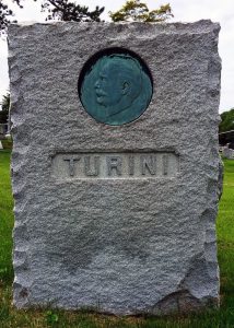 Lauda sepulcral del escultor Giovanni Turini (1841-1899), en el cementerio de Kensico, en Nueva York