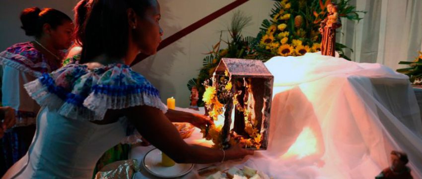 Sobre un manto blanco se adora a San Antonio de Padua en sus velorios del occidente de Venezuela. Foto Minci, junio de 2017.