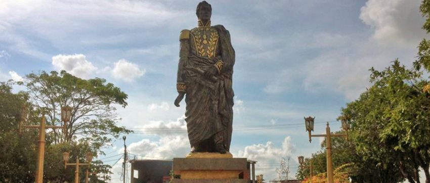 En dos ocasiones han hurtado el sable de la estatua pedestre de El Libertador en Pueblo Nuevo El Chivo. Foto Edwin Urdaneta, diciembre 2018.