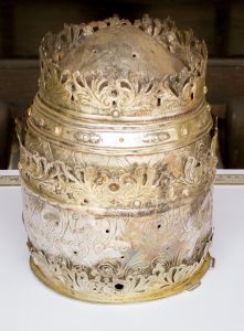 Tiara de San Pedro, atribuida a Pedro Ignacio Ramos (Caracas, activo entre 1739 y 1781). Colección Museo de Arte Colonial quinta de Anauco. Código de registro MAC 0-11. Fotografía Consuelo Andara, 2018.