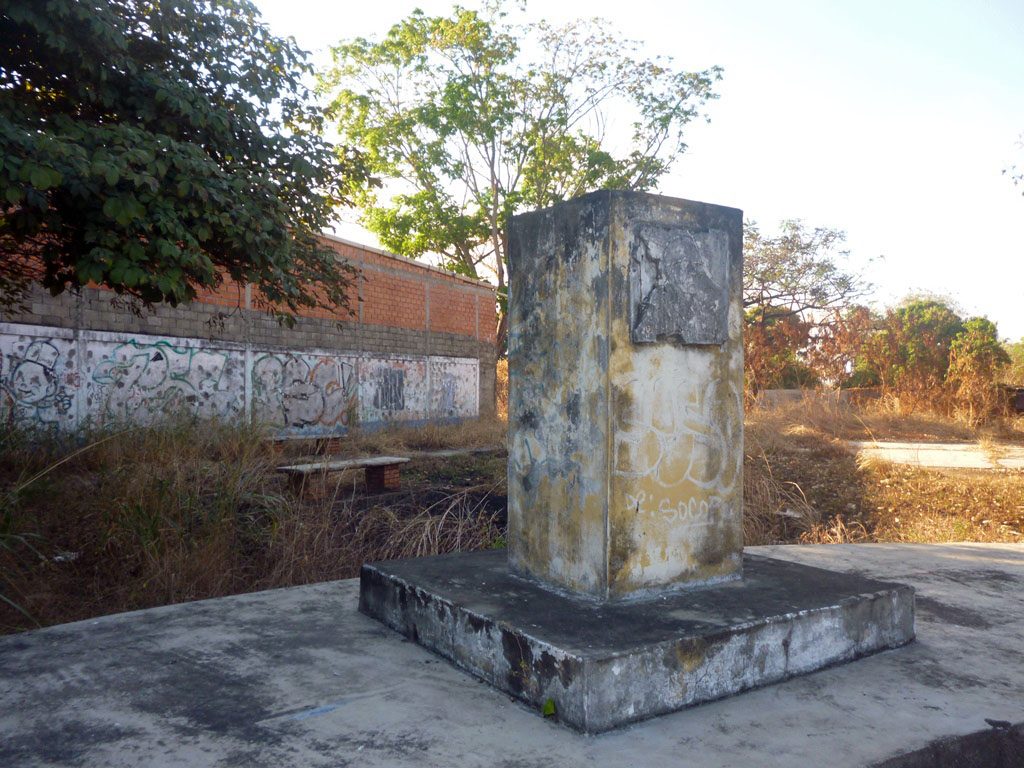 De este pedestal se robaron el busto de bronce de Humberto Febres, Barinas. Foto Marinela Araque, enero 2019.