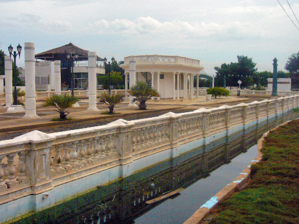 A la plaza El Buen Maestro la bordea un desagüe estancado. Maracaibo, Zulia. Foto Wilmer Villalobos, diciembre 2018.