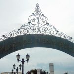 Detalle del arco de hierro que sirve de entrada a la plaza El Buen Maestro. Maracaibo, Zulia. Foto Wilmer Villalobos, diciembre 2018.