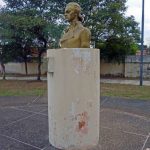 El-pedestal-del-busto-de-Miranda-luce-deteriorado.-Plaza-Miranda-de-Barinas.-Foto-Marinela-Araque-enero-2018.