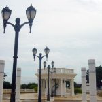 Faroles y estructura de la plaza El Buen Maestro. Maracaibo, Zulia. Foto Wilmer Villalobos, diciembre 2018.