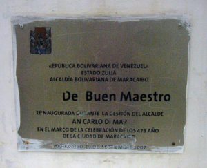 Placa identificadora de la plaza El Buen Maestro. Maracaibo, Zulia. Foto Wilmer Villalobos, diciembre 2018.