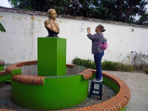 Registro fotogramétrico del busto por Marinela Araque. Foto Samuel Hurtado, abril 2018.