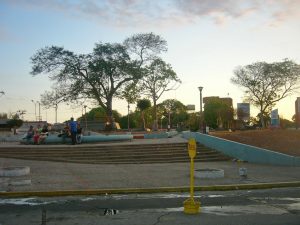 Comerciantes informales se quejan del abandono de la plaza Miranda, Maracaibo. Foto Wilmer Villalobos, abril 2019.