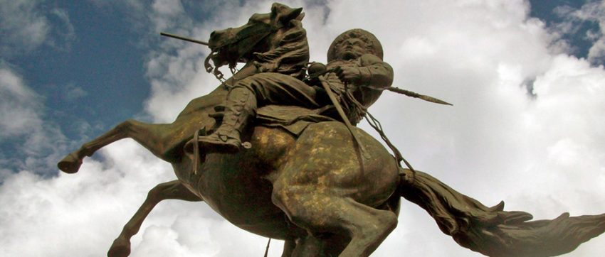 La lanza robada al monumento Vuelvan caras, en Apure. Foto en el blog Cuenta el Abuelo, julio 2010.. Patrimonio cultural de Venezuela en peligro.